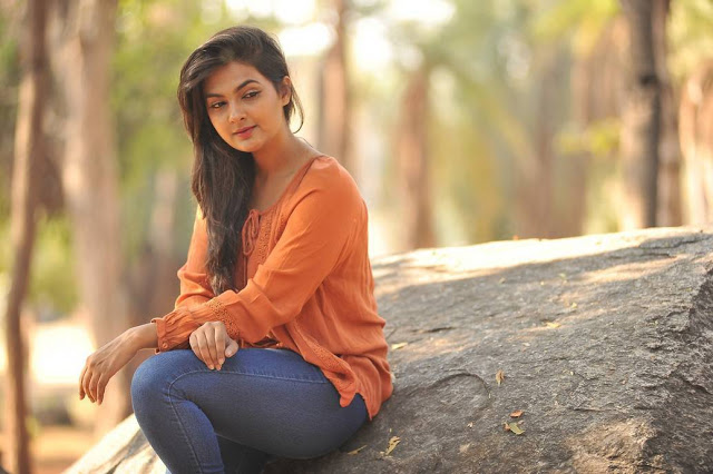 Neha Deshpande Long Hair Stills In Tight Jeans 10